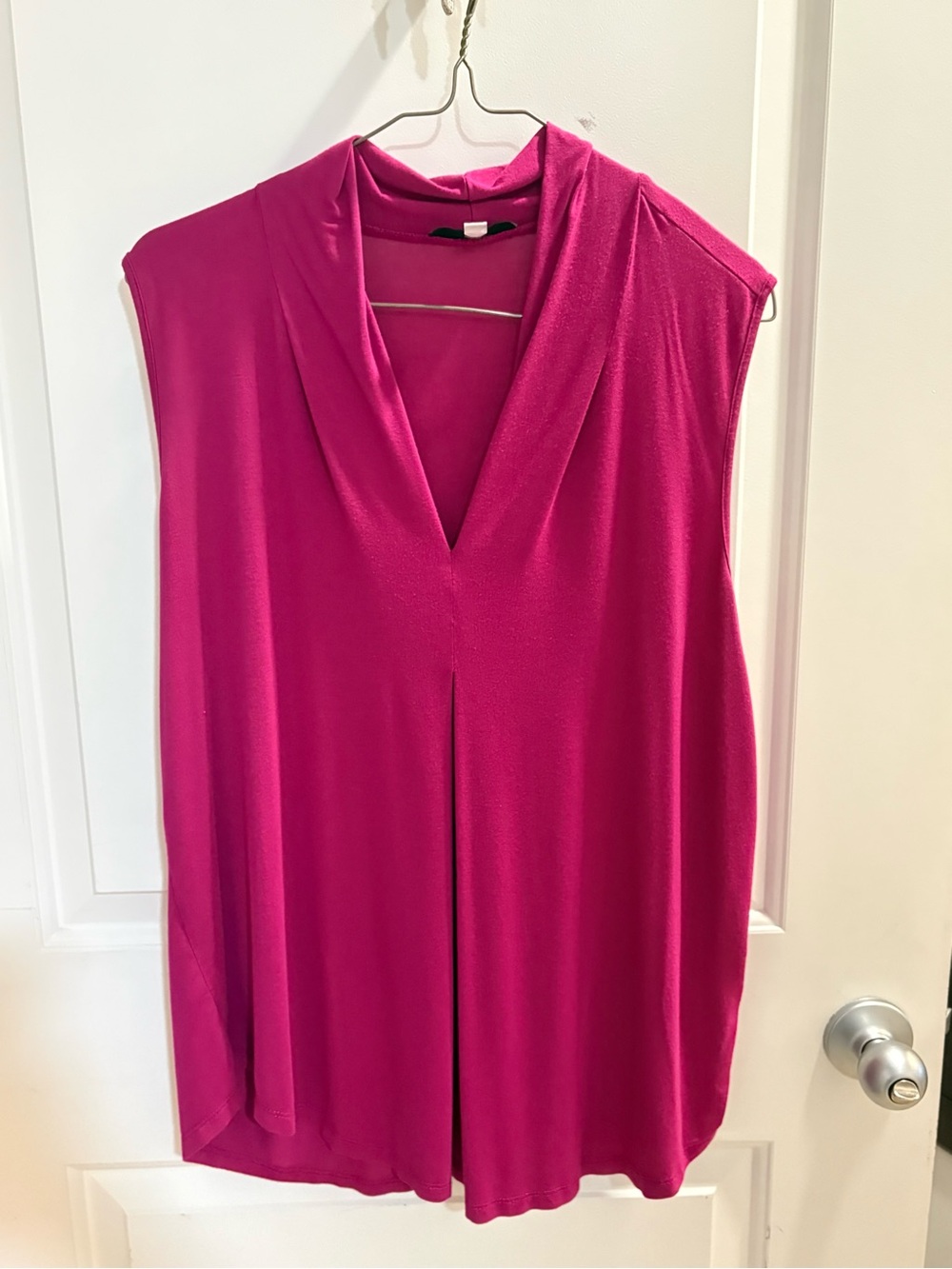 Cable & Gauge V-Neck Sleeveless Camisole in Fuchsia